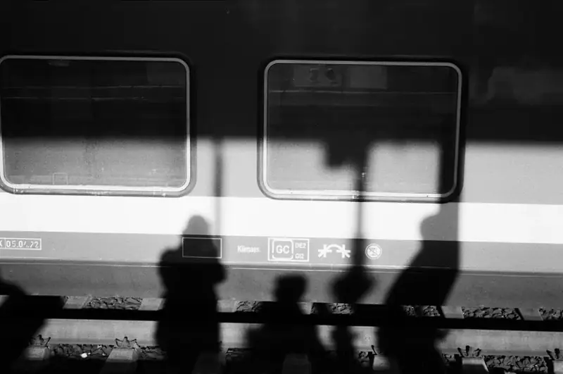 Skuggor på en tågvagn i Berlin