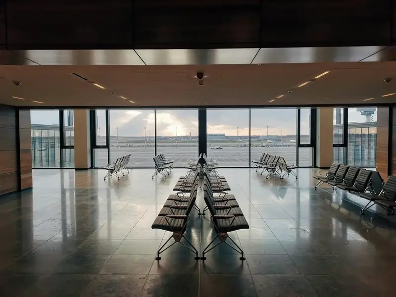 Vänthall med utsikt över flygplatsområdet på Berlin Brandenburg Airport