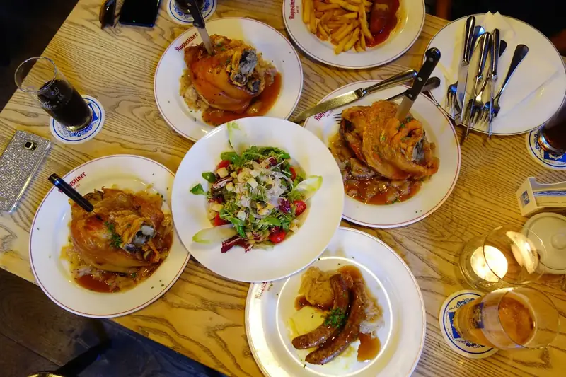 Tyska husmansrätter på ett bord i Berlin