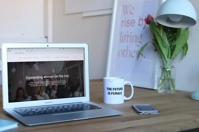 Arbetsplats med dator på CoWomen i Berlin