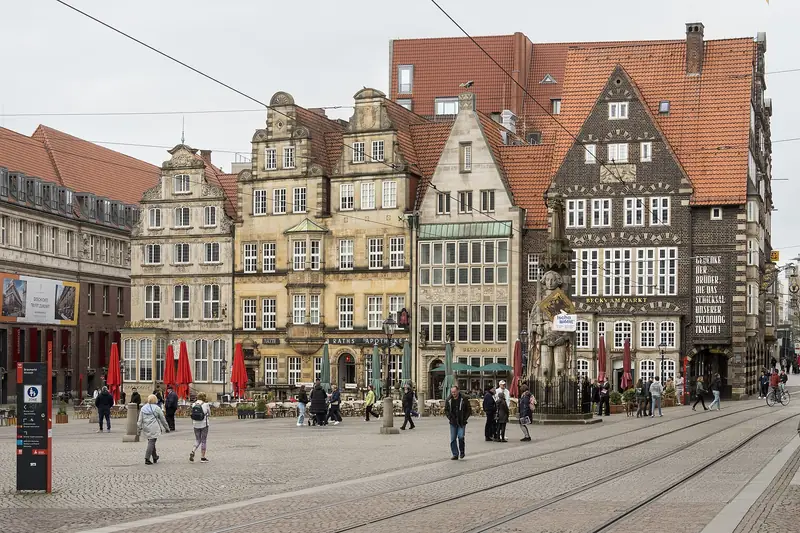 Historiska fasader och Rolandstatyn vid Marktplatz i Bremen