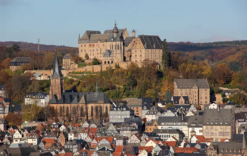 Utsikt över Marburgs gamla stad och slott i Hessen
