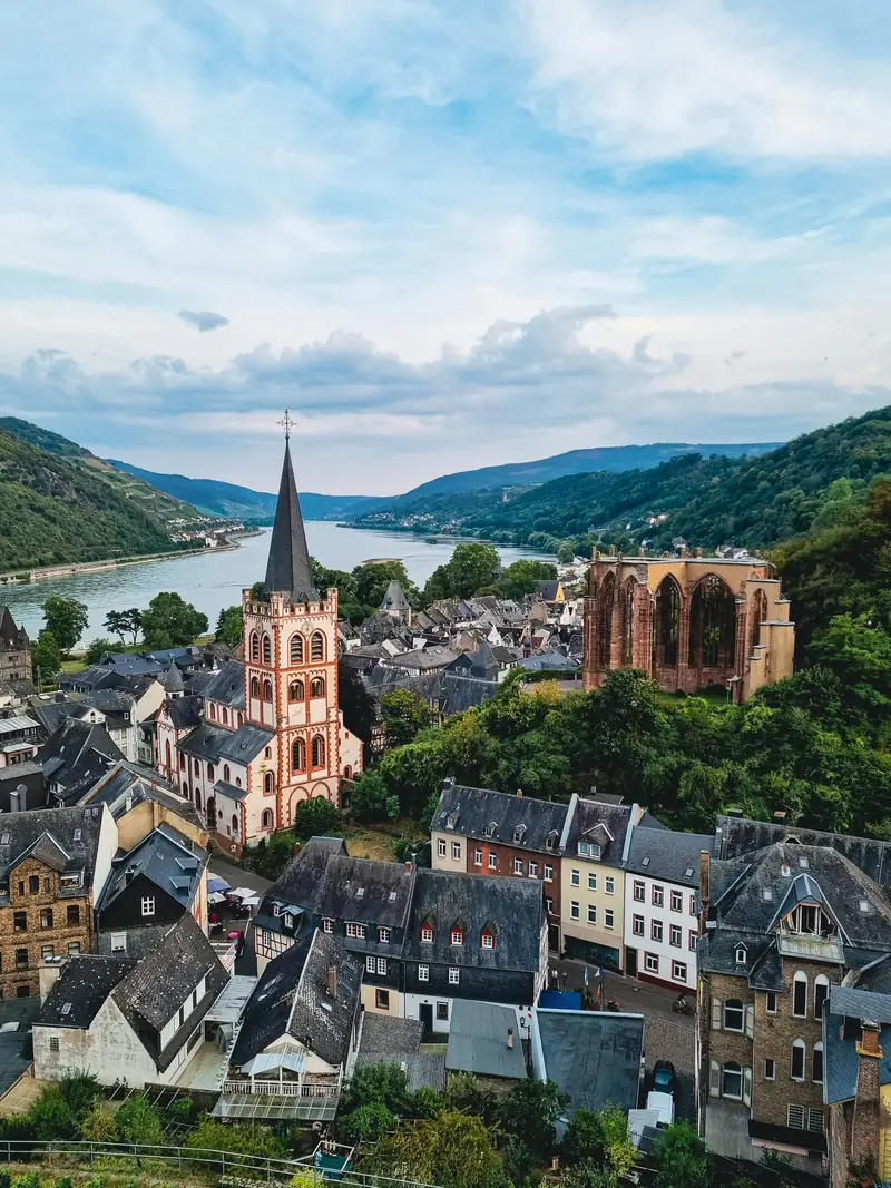 Utsikt över Bacharach och Rhen i Rheinland-Pfalz