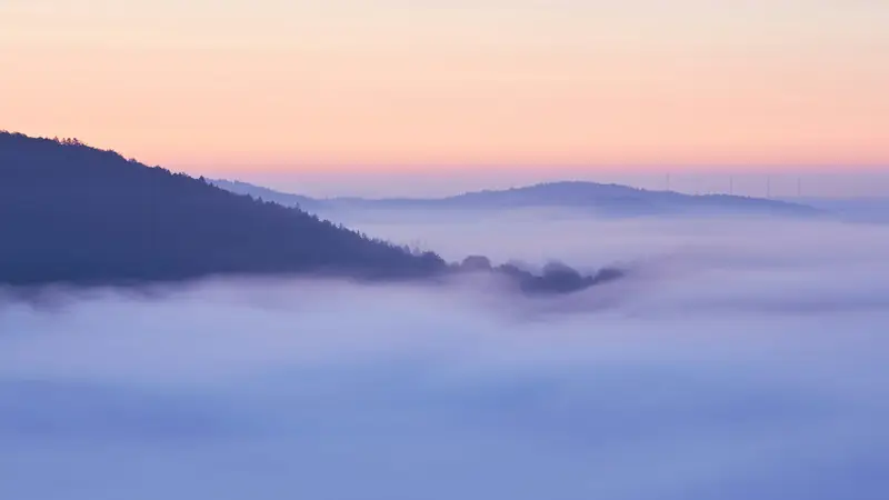 Morgondimma över Saarschleife vid Mettlach i Saarland