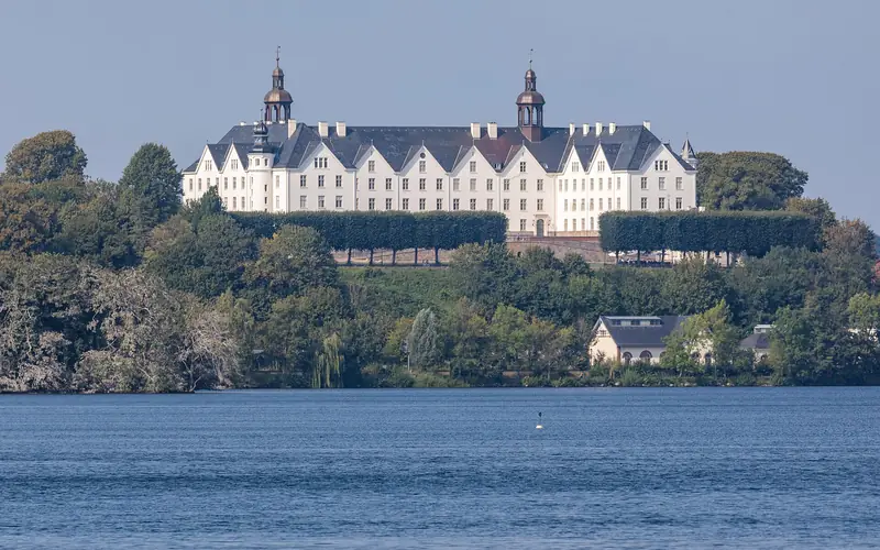 Plöns slott vid Plöner See i Schleswig-Holstein