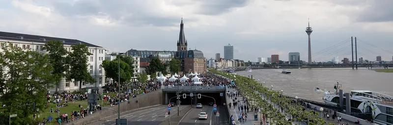 Rhen och gamla stan i Düsseldorf under Japantag 2019