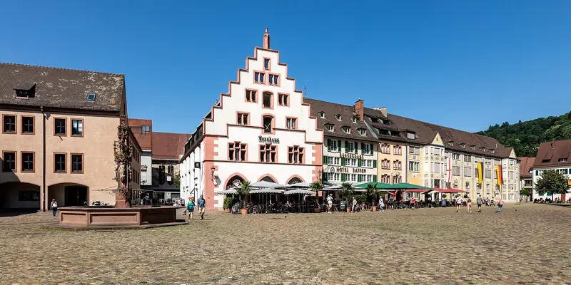 Münsterplatz med Fischbrunnen och Kornhaus i Freiburg im Breisgau