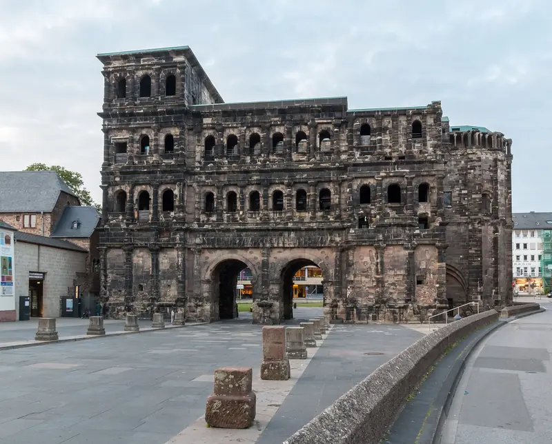 Den romerska stadsporten Porta Nigra i Trier