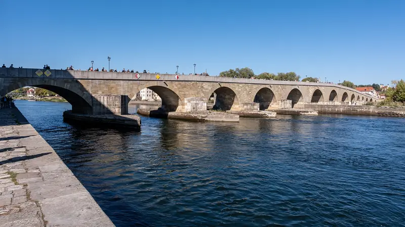 Steinerne Brücke över Donau i Regensburg