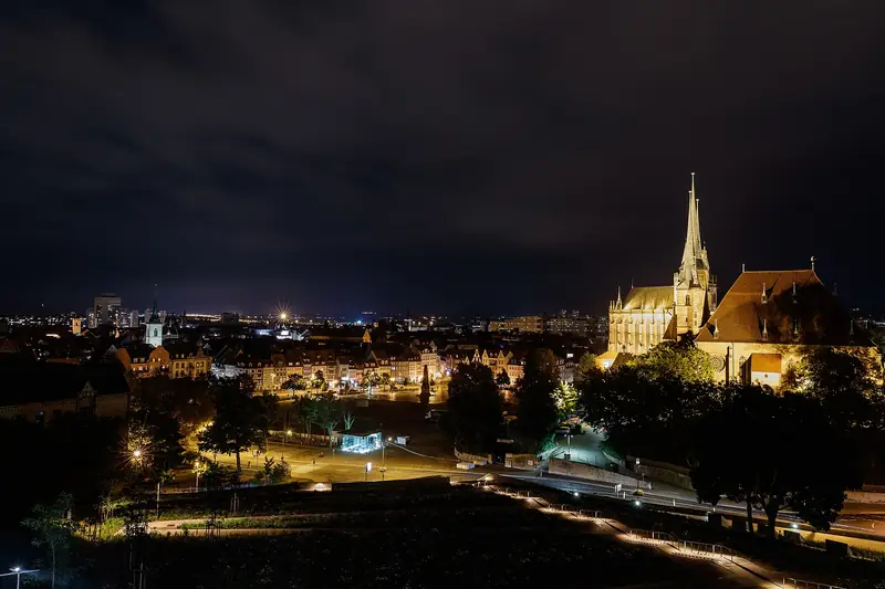 Kvällsutsikt över Domplatz och Erfurts gamla stad, fotograferad 2021