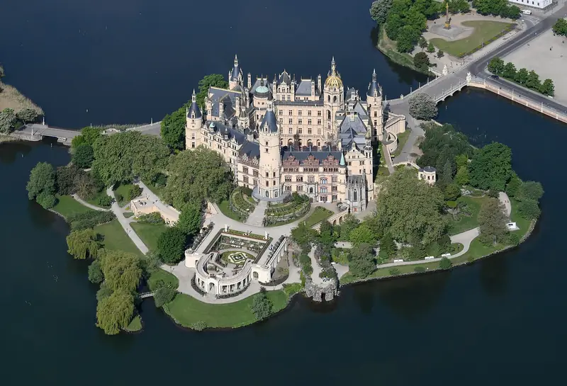 Flygbild över Schwerins slott och omgivande vatten