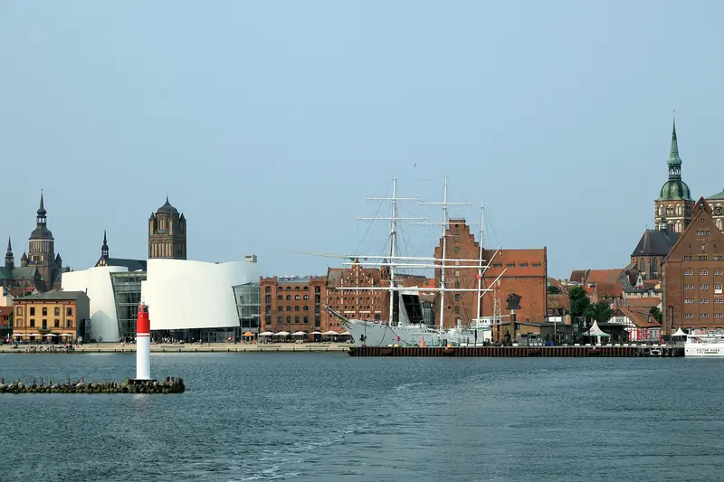 Stralsunds hamn med Gorch Fock och stadens kyrktorn