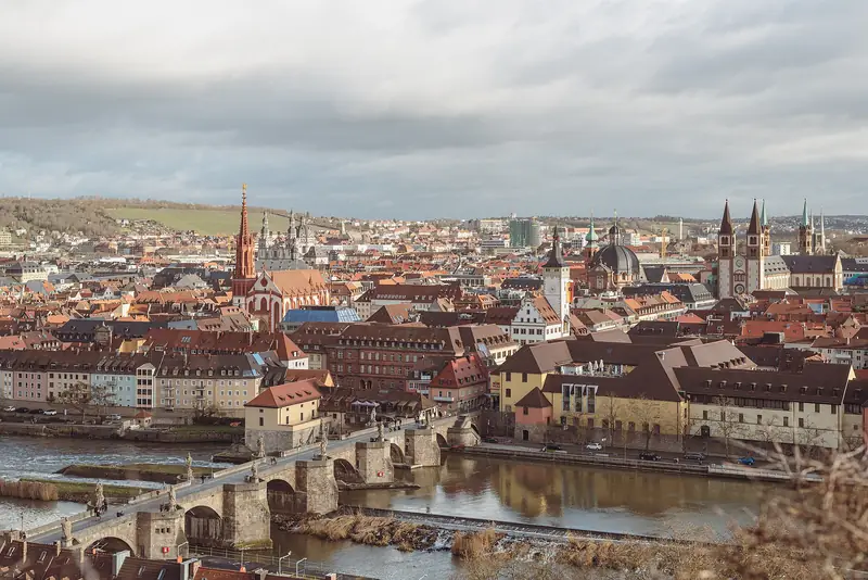 Utsikt över Alte Mainbrücke och Würzburg från Marienberg