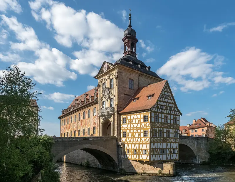 Altes Rathaus över floden Regnitz i Bamberg