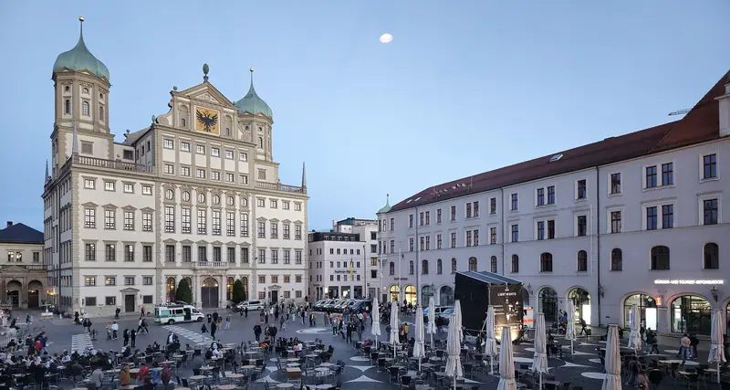Rathausplatz i Augsburg tidigt på kvällen