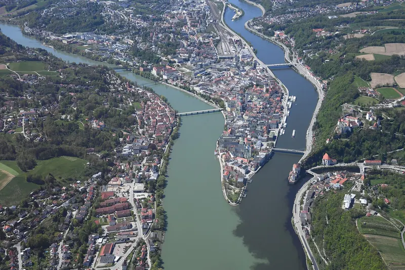 Flygbild över Passaus gamla stad mellan Inn, Donau och Ilz
