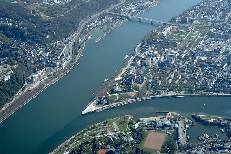 Rhen och Mosel möts vid Deutsches Eck i Koblenz