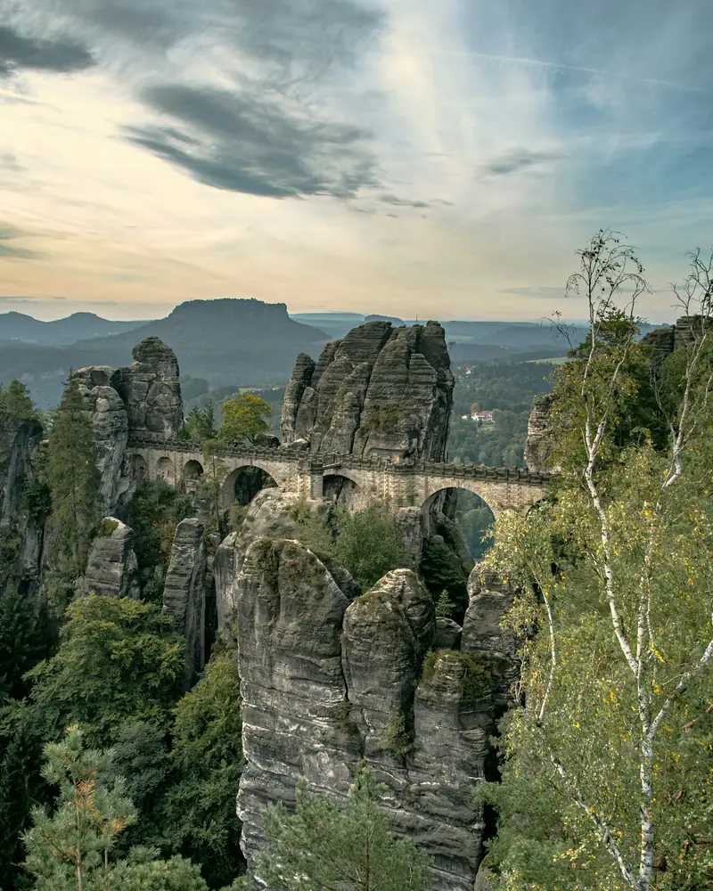 Basteibrücke bland sandstensklippor i Sächsische Schweiz