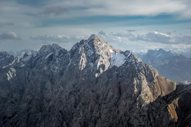 Snöklädda berg vid Zugspitze
