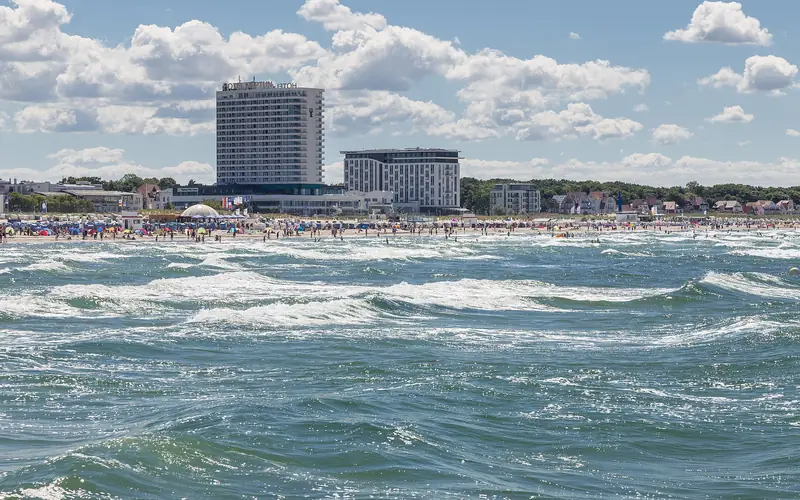 Stranden i Warnemünde vid den tyska Östersjökusten
