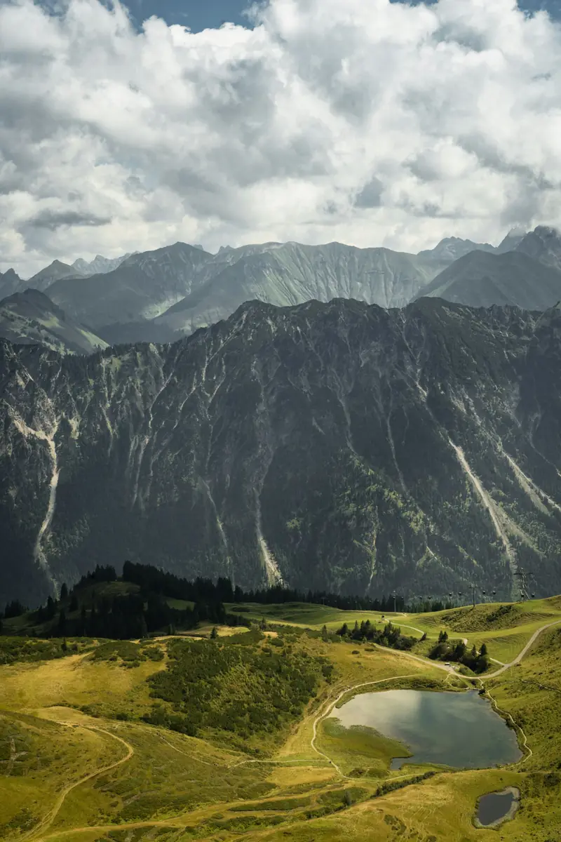 Berg och dalgång vid Oberstdorf i Allgäu