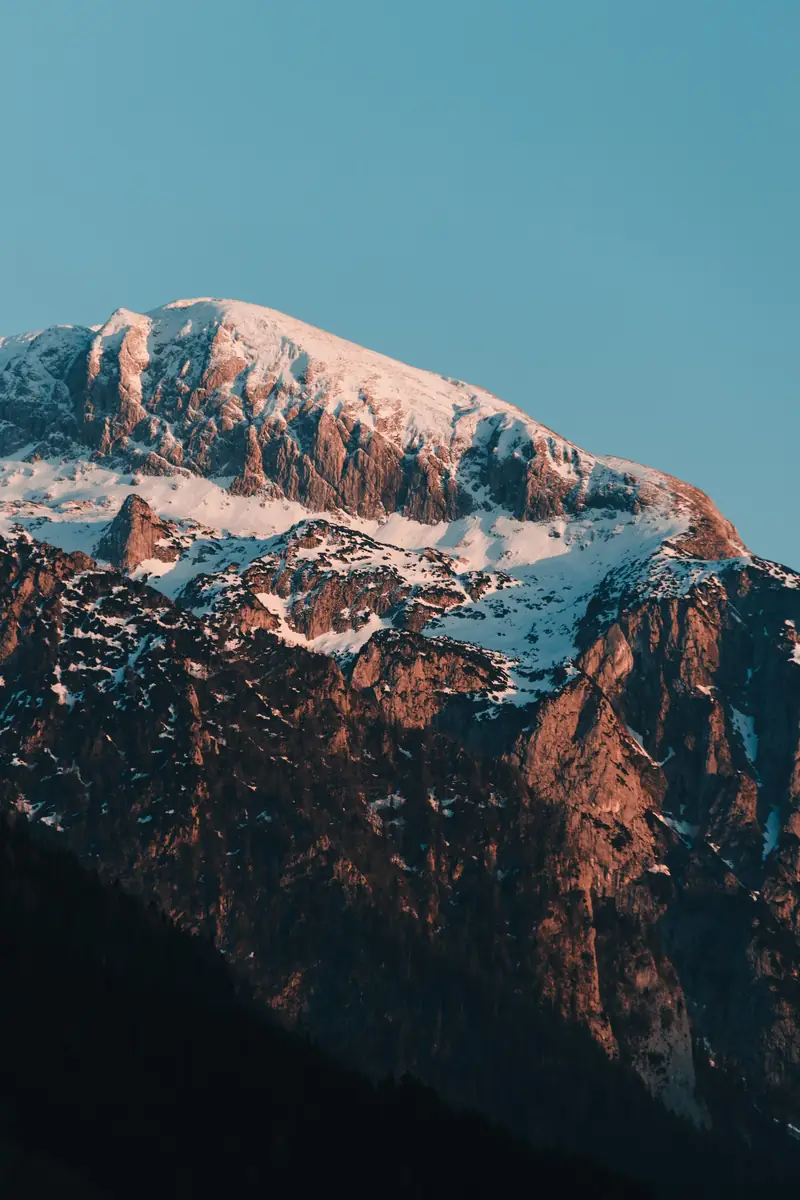 Snöklädda berg vid Berchtesgaden i Berchtesgadener Land