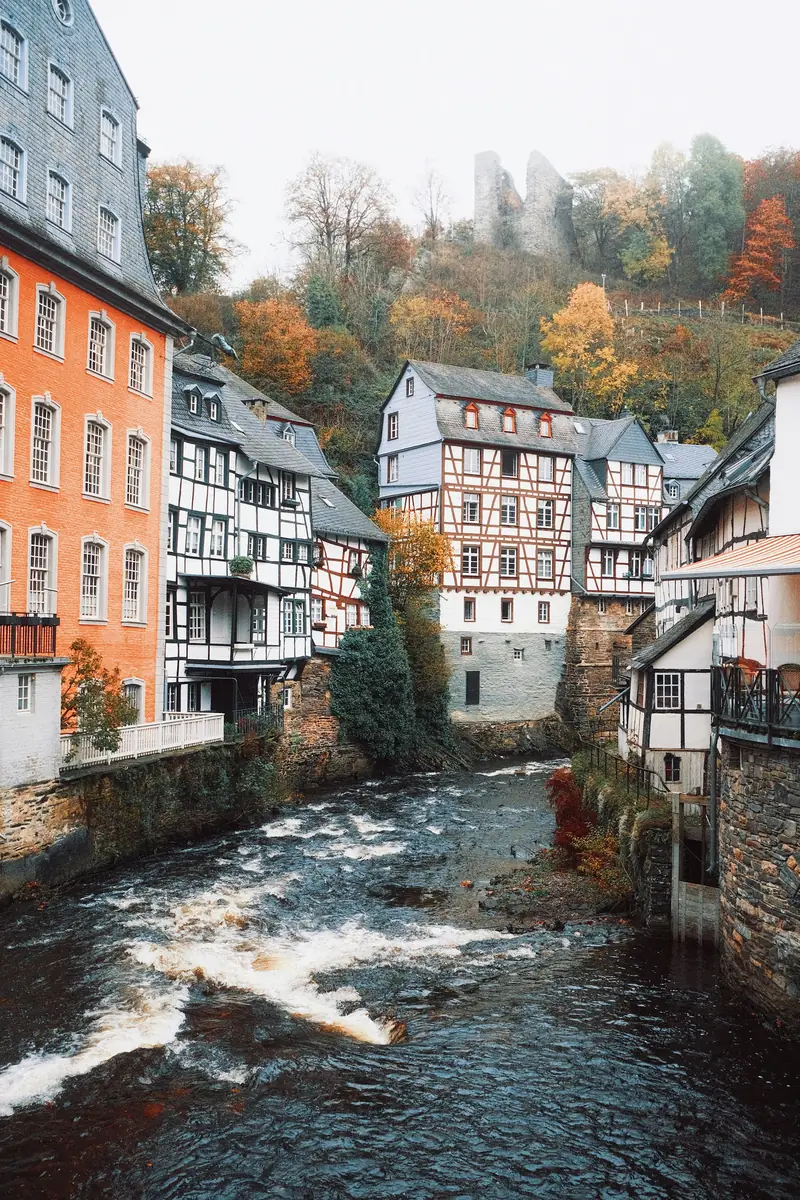Floden genom Monschaus historiska centrum i Eifel