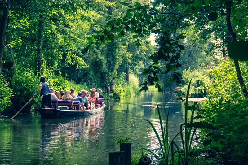 Besökare på båttur i Spreewald vid Lübben