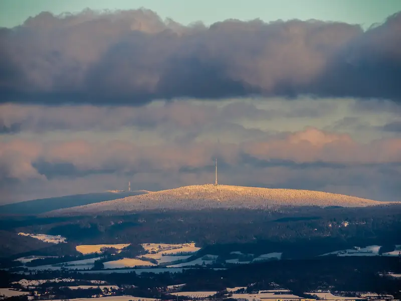 Utsikt från Neubürg mot Ochsenkopf och Schneeberg i Fichtelgebirge