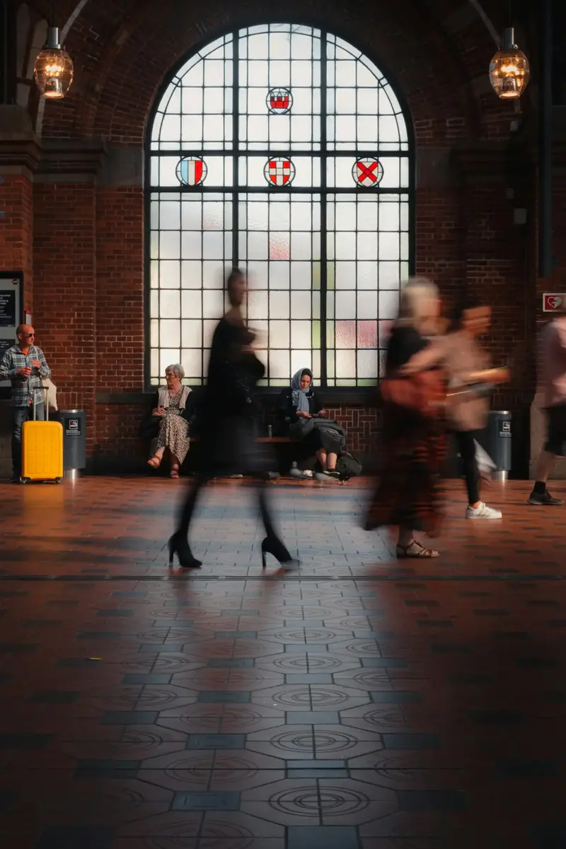Resenärer på Köpenhamns centralstation, en möjlig bytespunkt på resan via Danmark