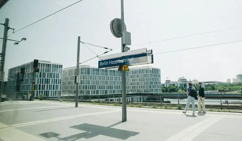 Resenärer på perrongen vid Berlin Hauptbahnhof