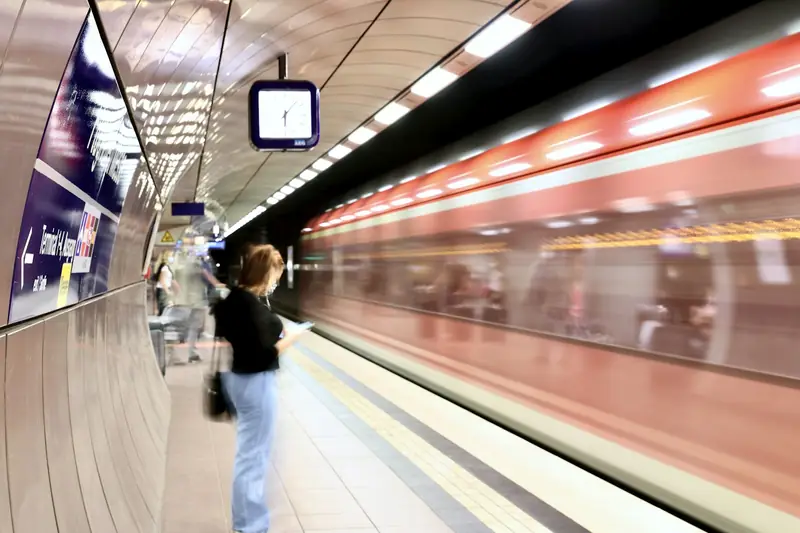 Resenär i stationsmiljö vid Stuttgarts flygplats, arkivfoto