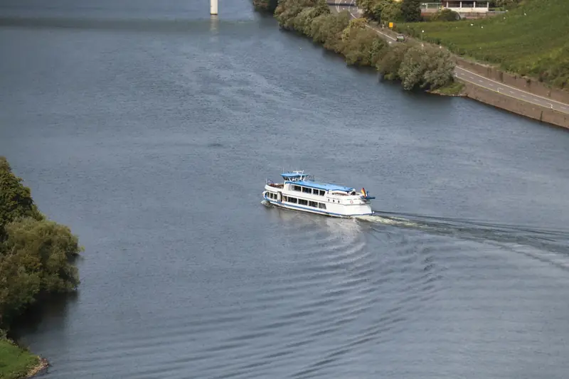 Båt på Mosel vid en bro