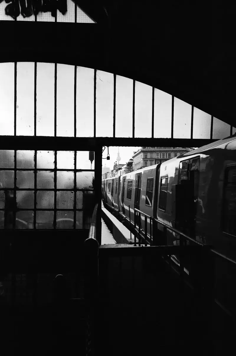 Tåg vid en station i Berlin, sett genom ett fönster