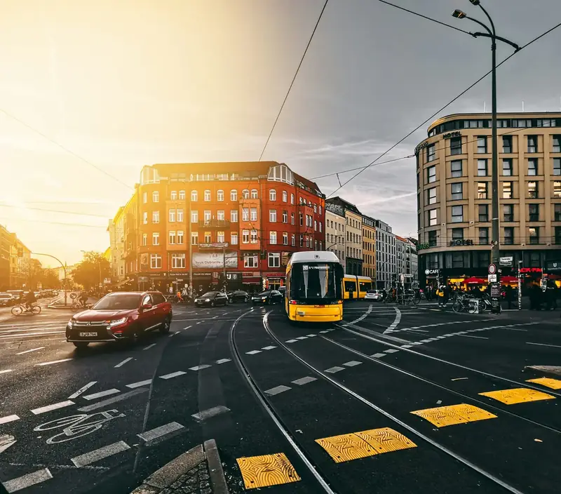 Trafik vid Rosenthaler Platz i Berlin