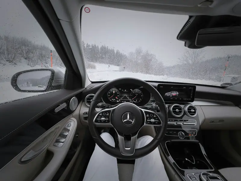 Vinterväg sedd från en bil vid Furtwangen i Schwarzwald