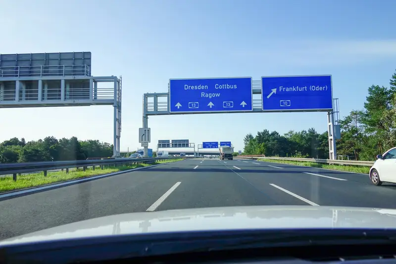 Trafik och vägvisning på Autobahn vid Berlin
