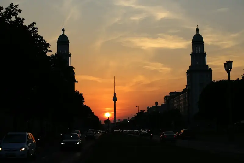 Parkerade bilar vid Frankfurter Tor i Berlin