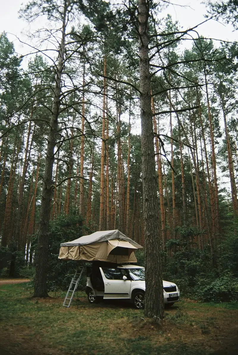 Camping med taktält vid Rheinsberg i Brandenburg
