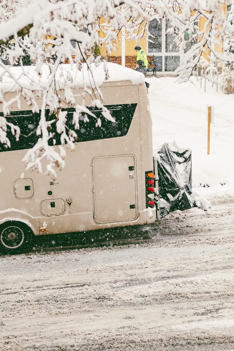 Illustrationsfoto: husbil på en snötäckt gata