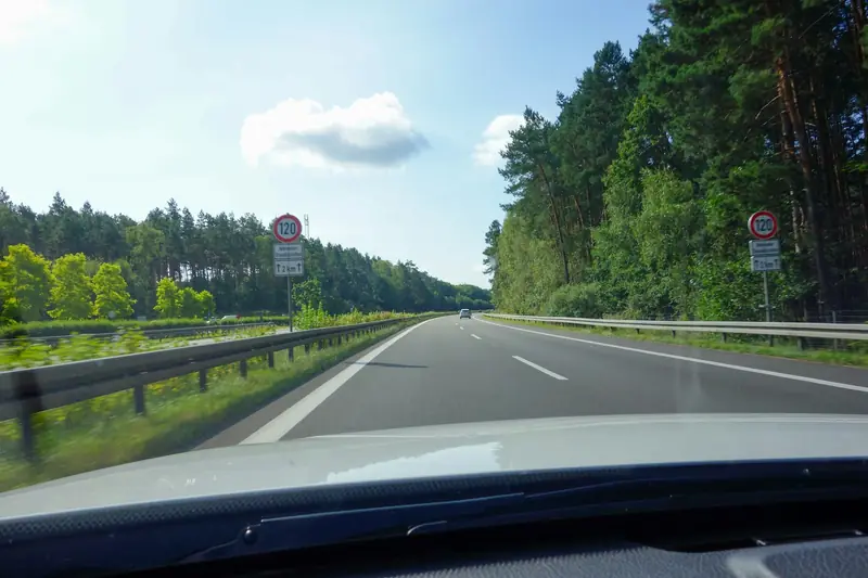 Autobahn genom skog i Berlinområdet