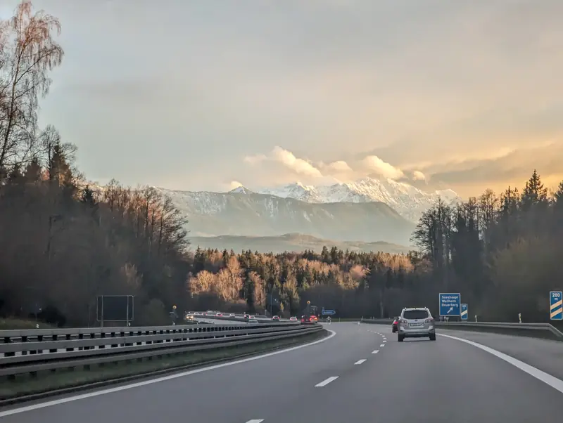 A95 vid avfarten Seeshaupt med Wettersteingebirge i bakgrunden