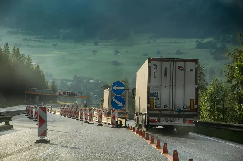 Lastbil på motorväg i Brennerområdet