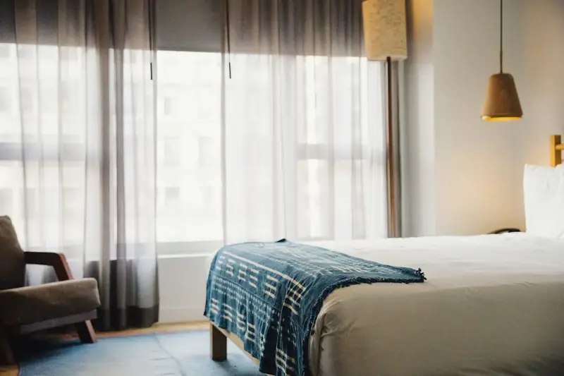 Hotellrum med säng och inredning