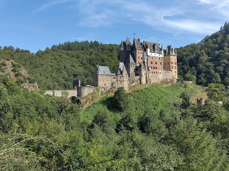 Burg Eltz på sin skogklädda klippa i Rheinland-Pfalz