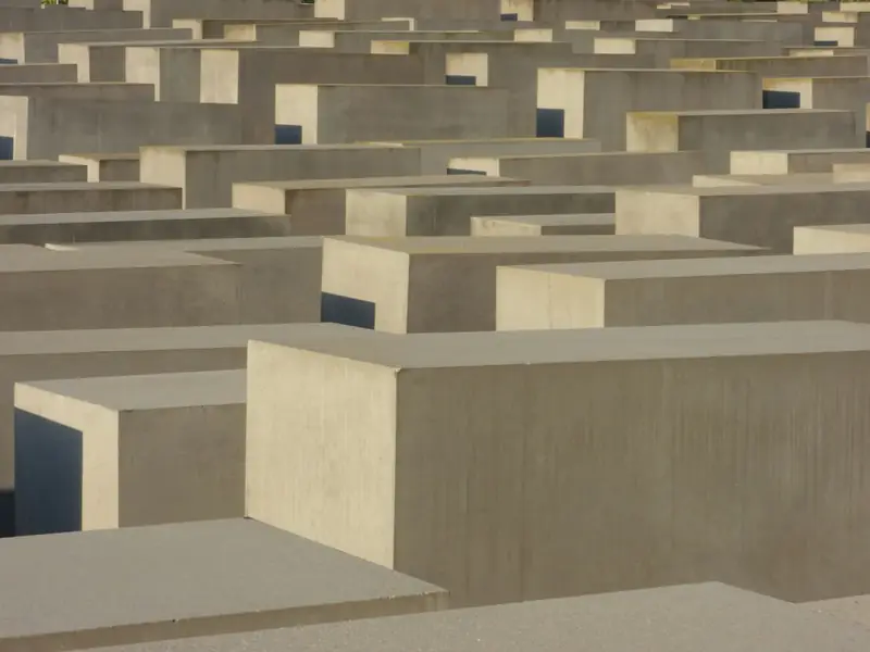 Betongsteler vid minnesmärket över Europas mördade judar i Berlin