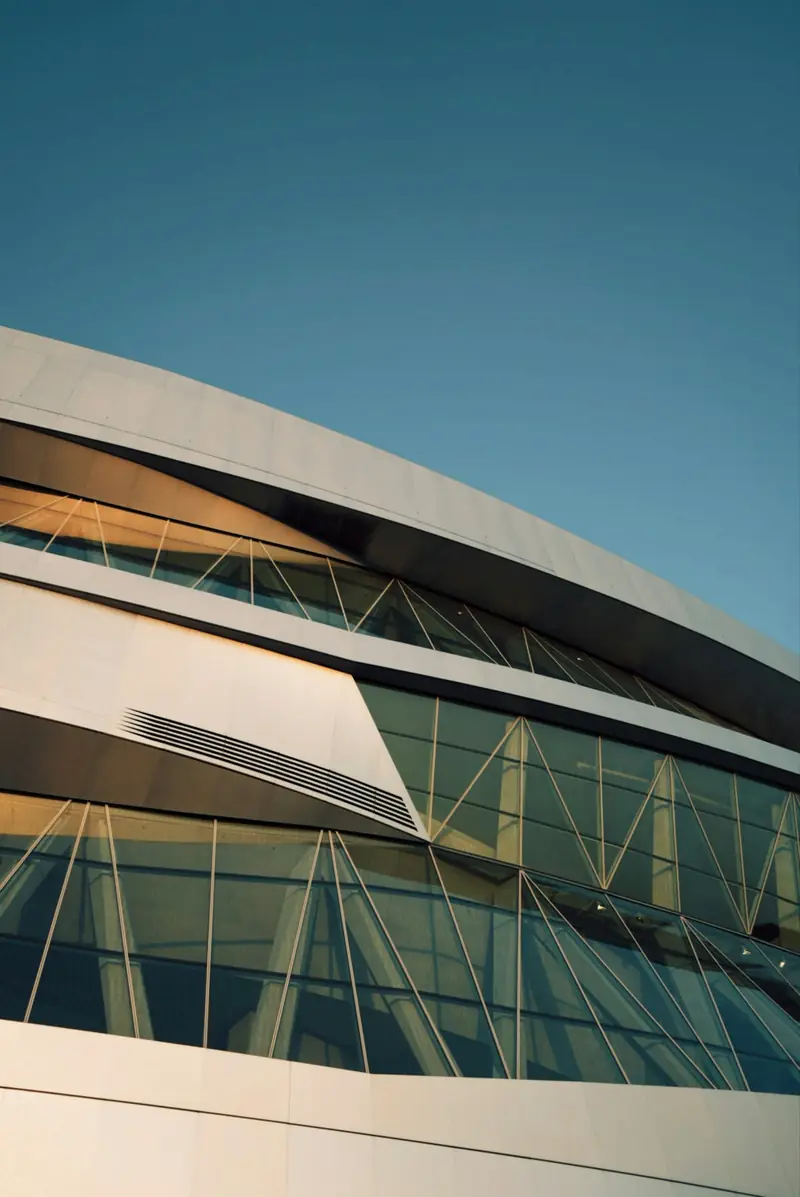 Mercedes-Benz Museums böljande fasad i Stuttgart