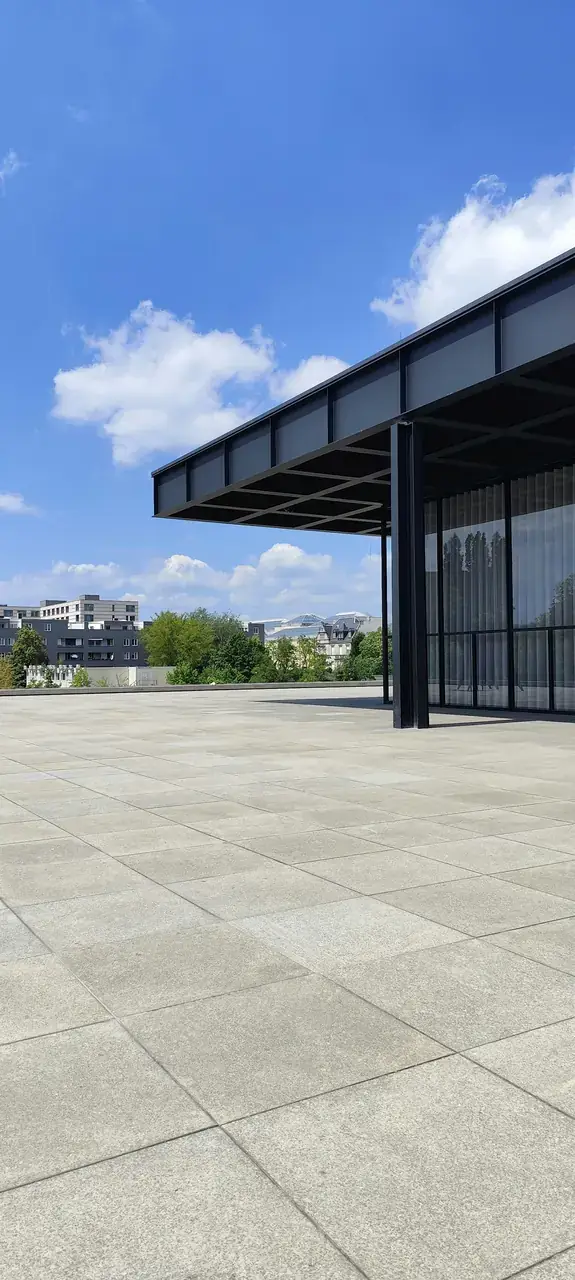 Neue Nationalgaleries byggnad och terrass