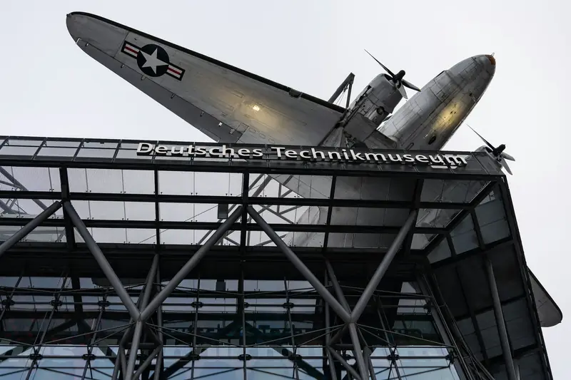Flygplanet ovanför Deutsches Technikmuseum i Berlin