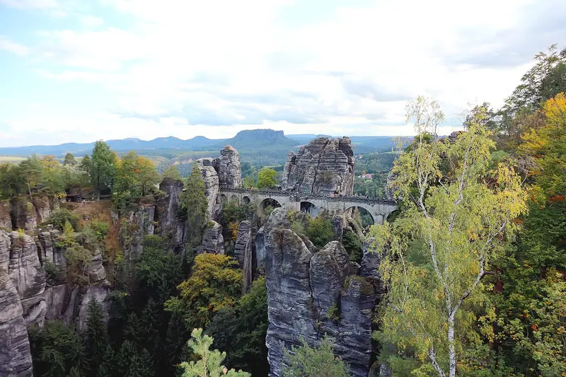 Sandstensklippor vid Bastei i Sächsische Schweiz